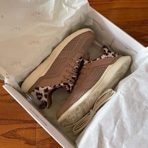 APL Techloom Tracer Size 7.5 almond/pristine/leopard with box and extra laces